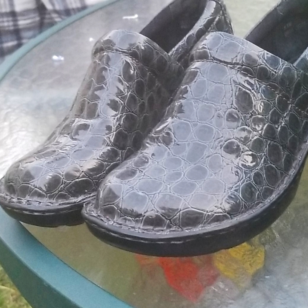 Ladies work shoes size 9.5